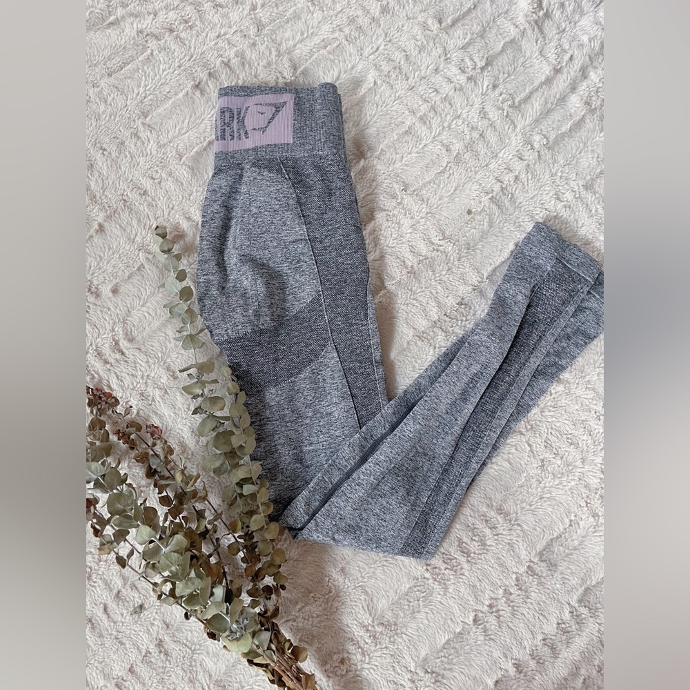 Gymshark Flex High Waisted Leggings in Charcoal Marl/pink